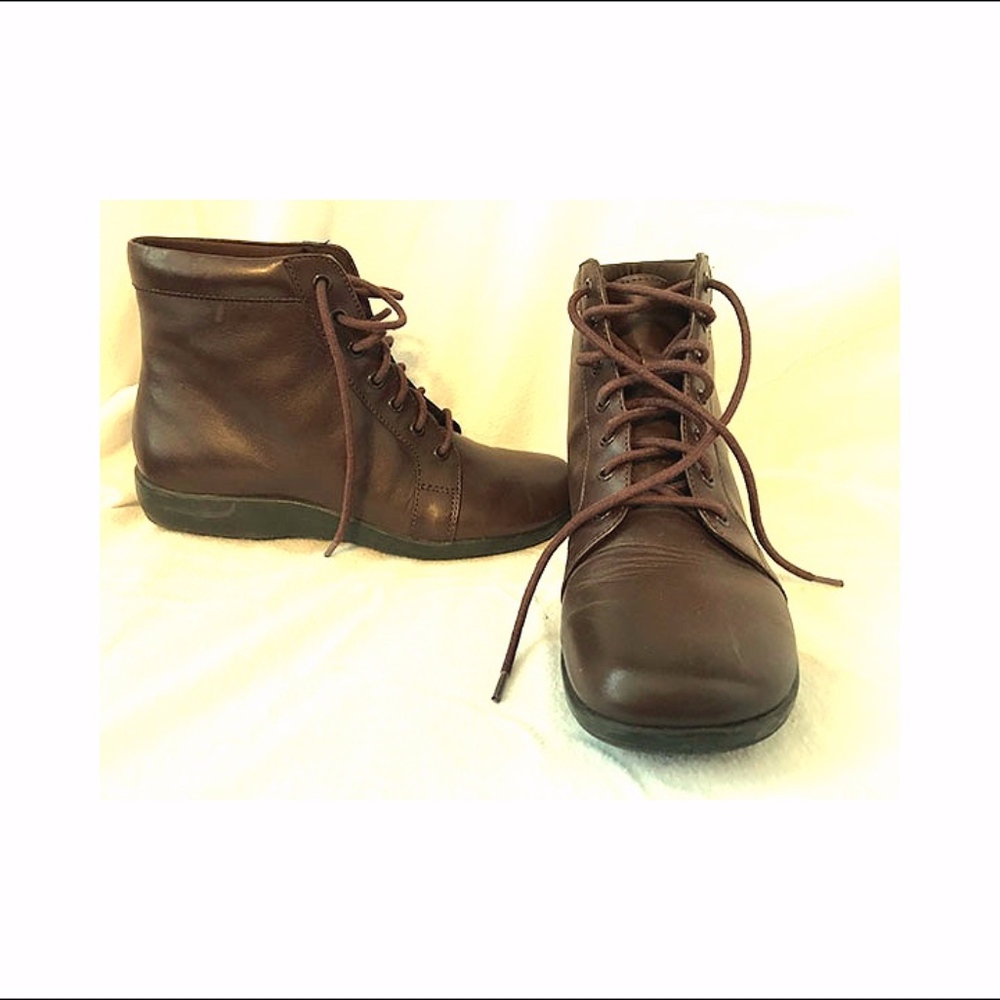 Like new Walking Cradles brown lace up ankle boot